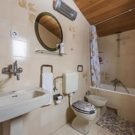 Charming In With Private Fenced Garden Turanj