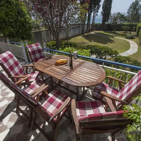 Charming In With Private Fenced Garden