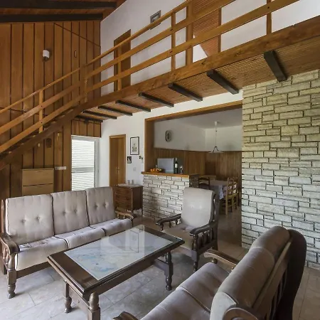 Charming In With Private Fenced Garden Turanj